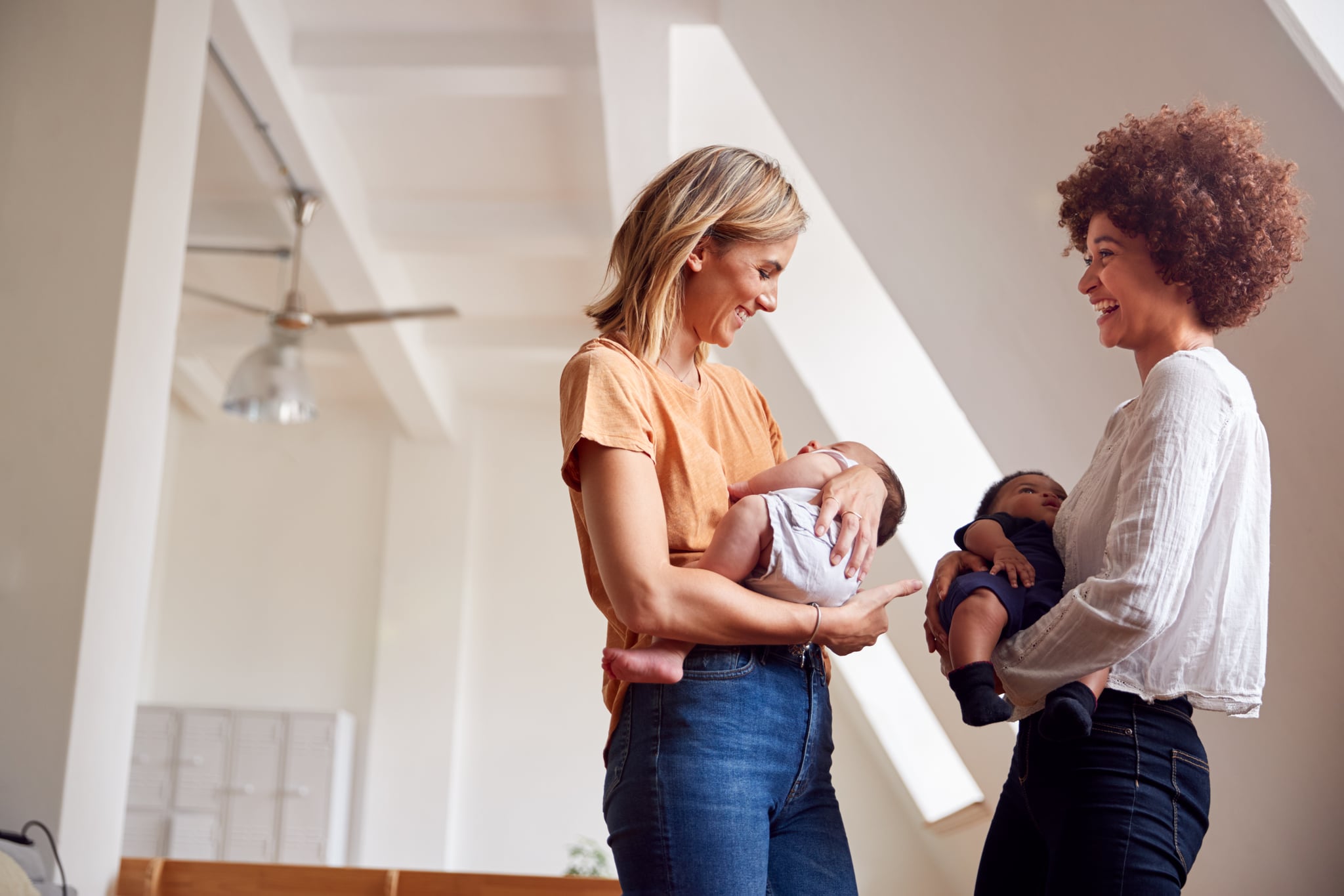 两位母亲会议举行新生婴儿在家里的阁楼公寓