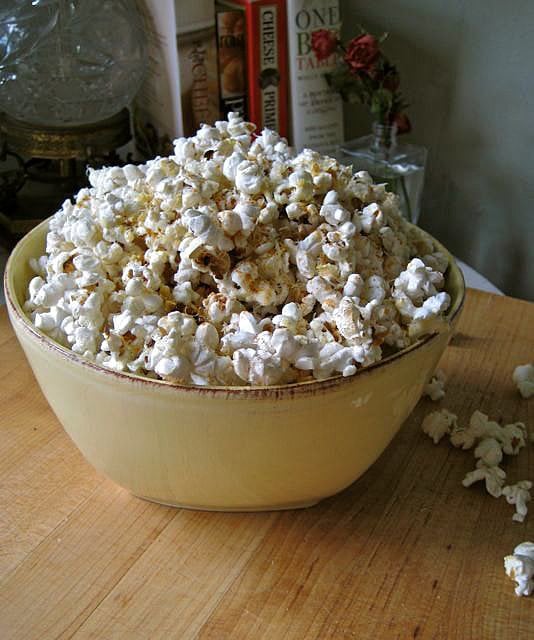 Cheesy-Spicy Popcorn