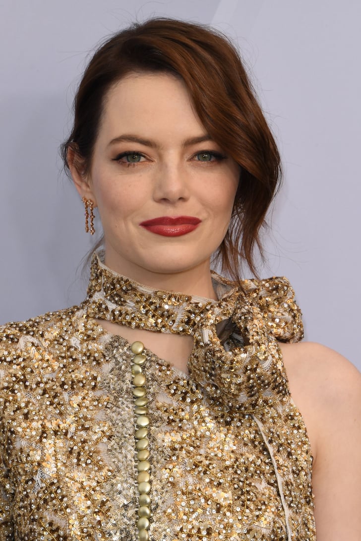 Emma Stone at the 2019 SAG Awards in Bronze Eye Shadow ...