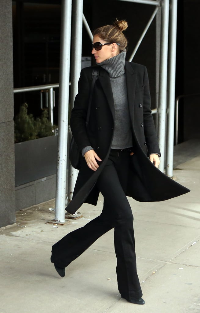 Woman on the go! Gisele Bündchen looked like a chic city dweller in a gray turtleneck sweater and black everything else.