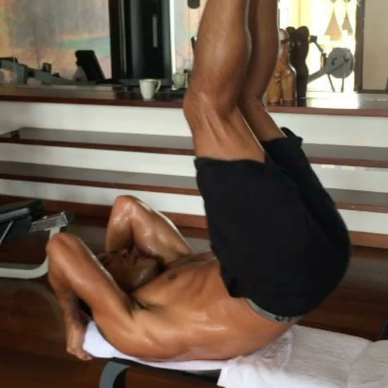 Kelly Ripa在Instagram上分享了Mark Consuelos的腹肌锻炼