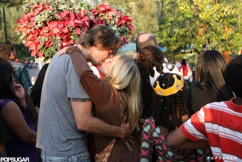 Kristen Bell and Dax Shepard shared a kiss in line at Disneyland in November 2008.