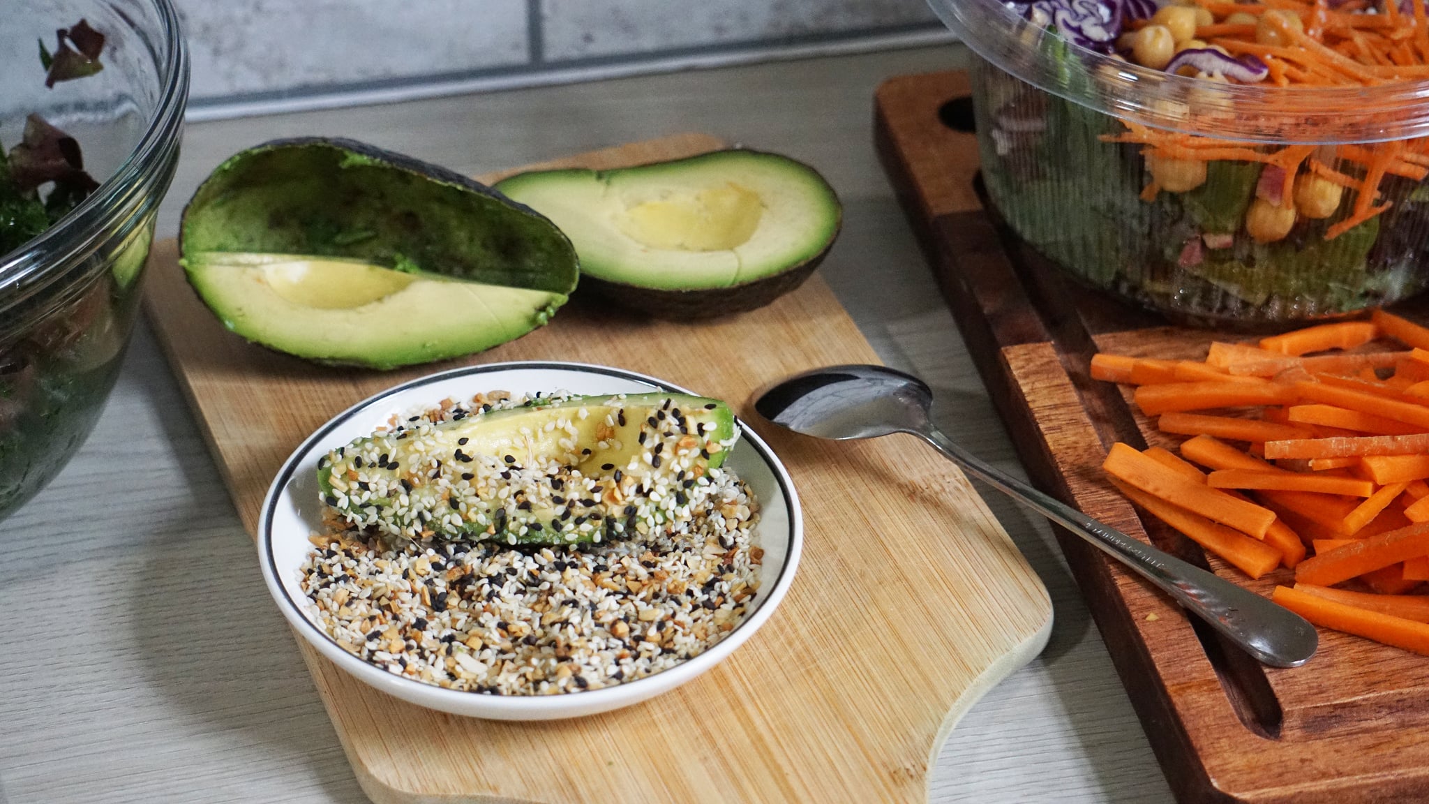 homemade Tinx Sakara Tabasco salad: coating avocado with seeds