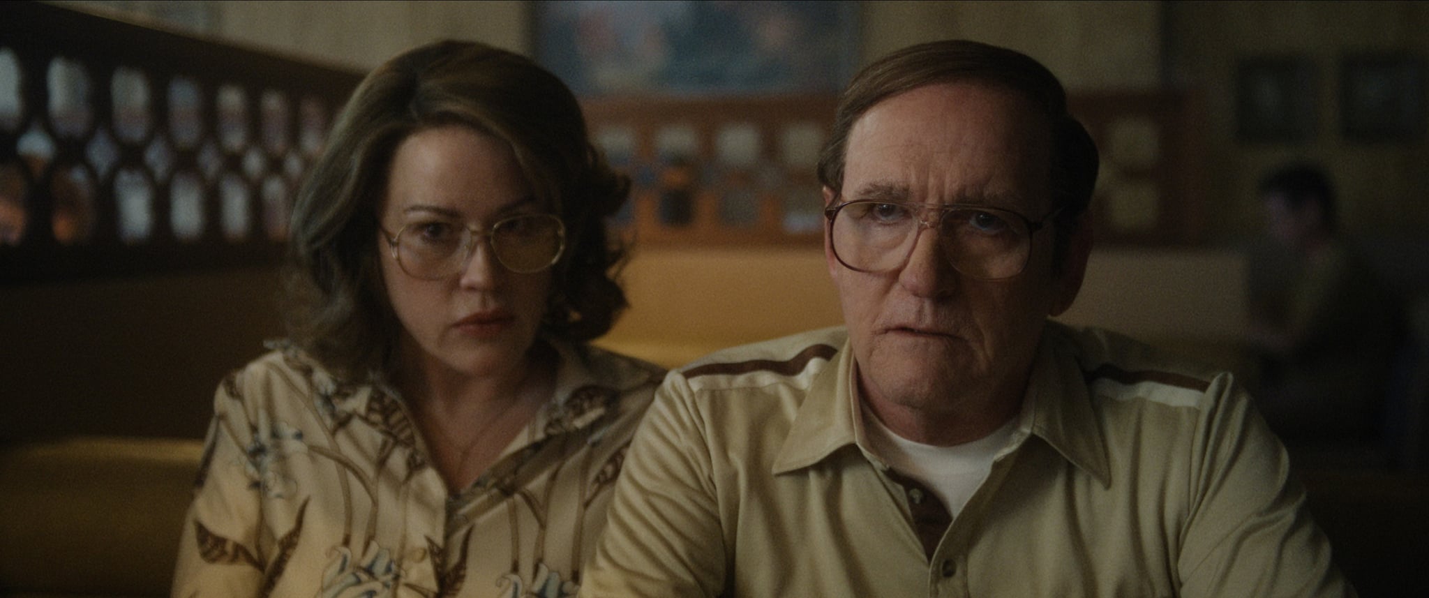 MONSTER: THE JEFFREY DAHMER STORY, from left: Molly Ringwald as Shari, Richard Jenkins as Lionel Dahmer, (Season 1, ep. 104, aired Sept. 21, 2022). photo: Netflix / Courtesy Everett Collection