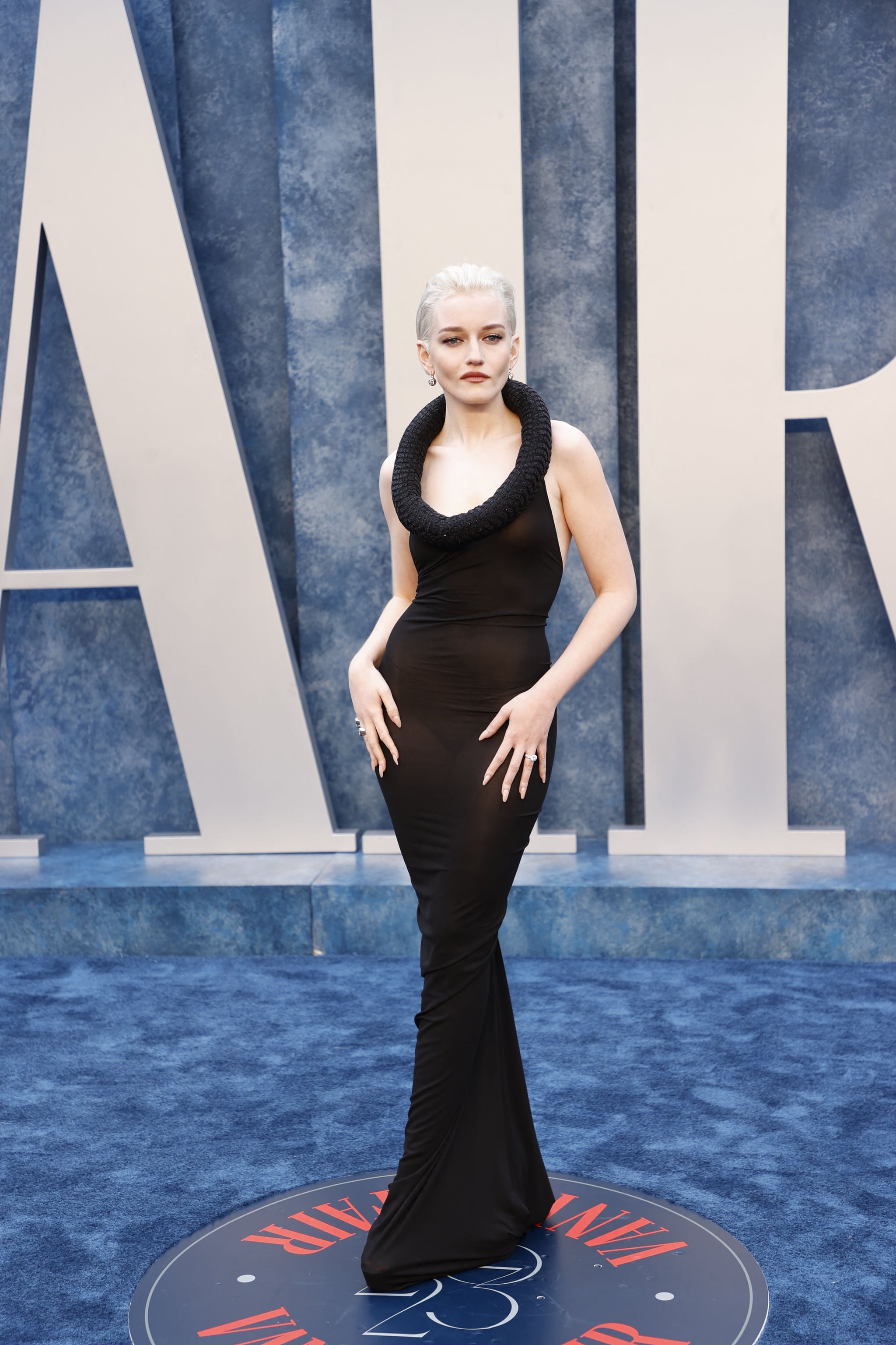 Ana-De-Armas-Oscars-2023-Vanity-Fair-Party-Style-Fashion-Red