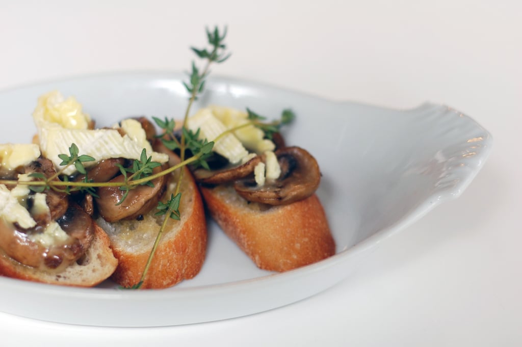 复活节开胃菜的想法:蘑菇和布里干酪意式烤面包