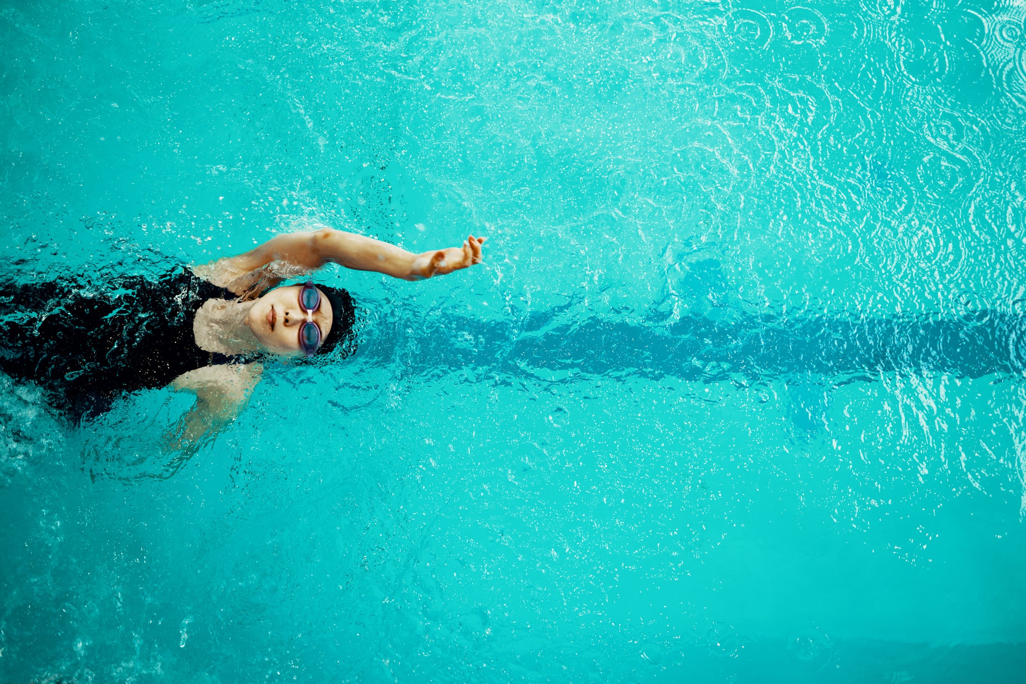 从正上方一个半身不遂的女人训练竞技游泳的游泳池。