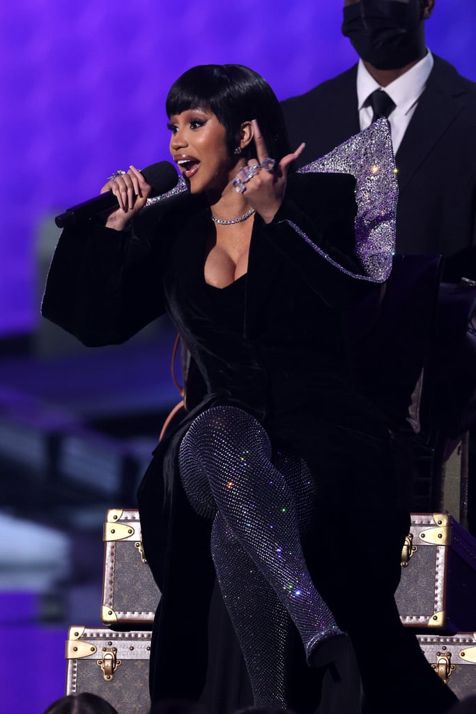 Is it just us, or was this serving up chic Count Dracula vibes?