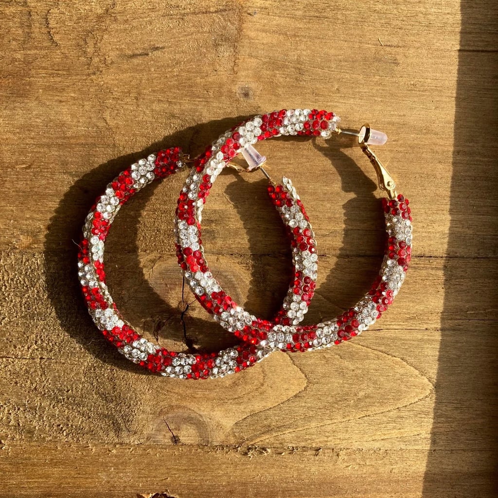 2英寸红色和白色条纹的莱茵石耳环(12美元)