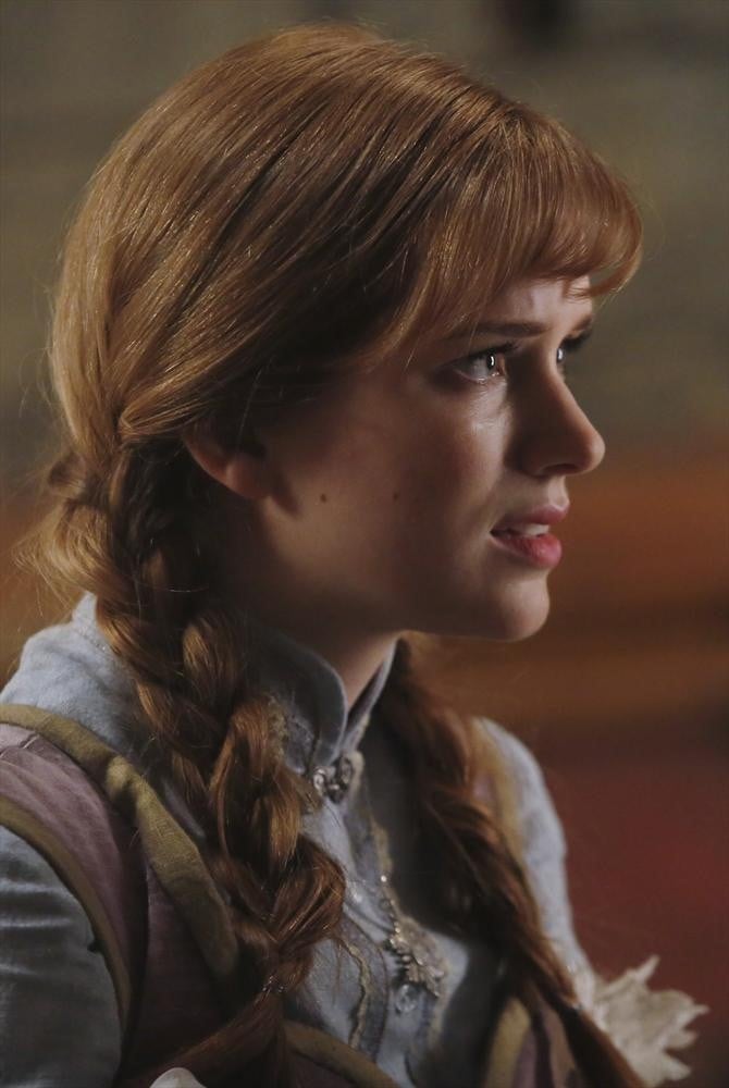 How did Gold get Anna's necklace?
