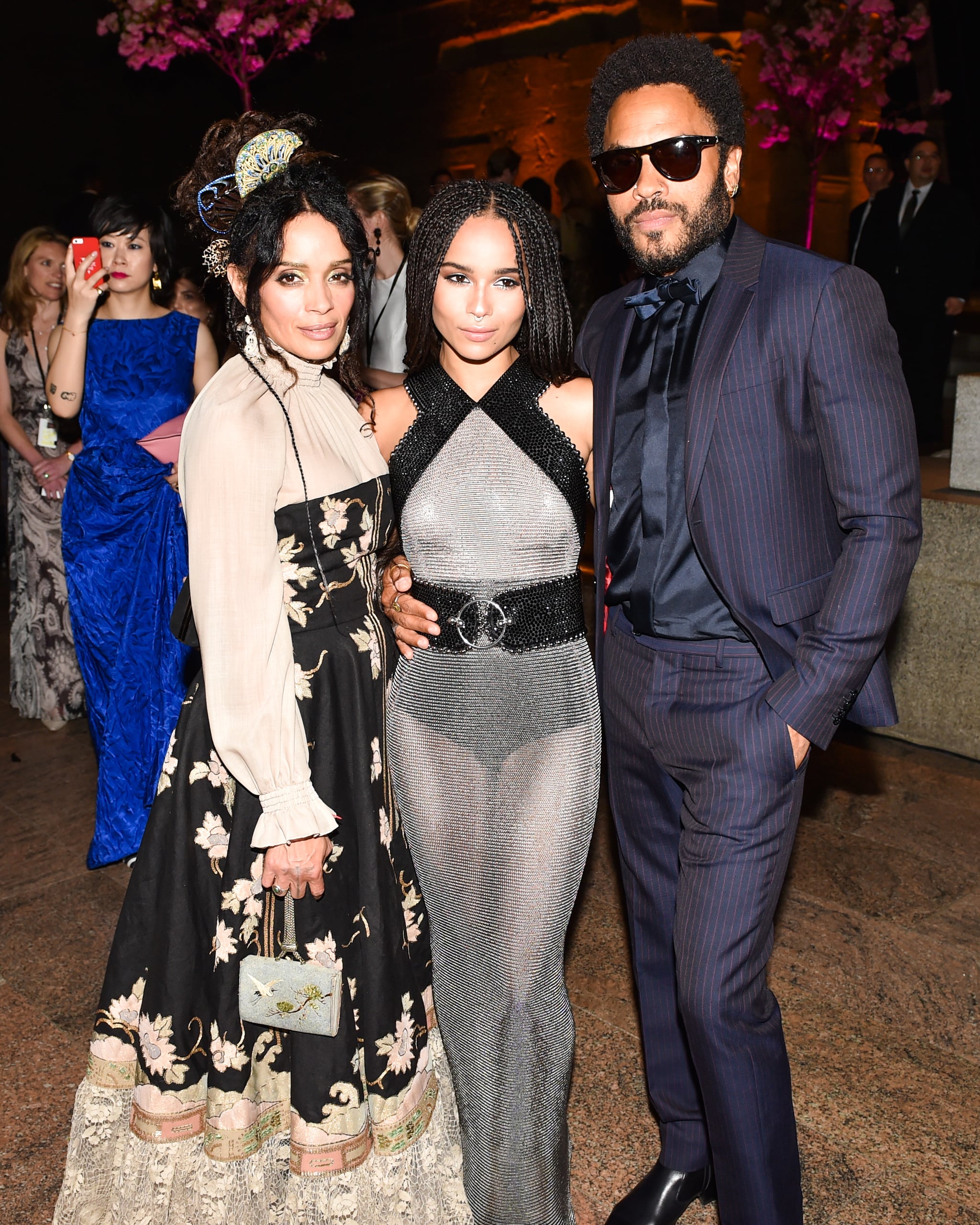 Lenny, Lisa y Zoë enlazaron dentro de la Gala del Met en mayo de 2015.