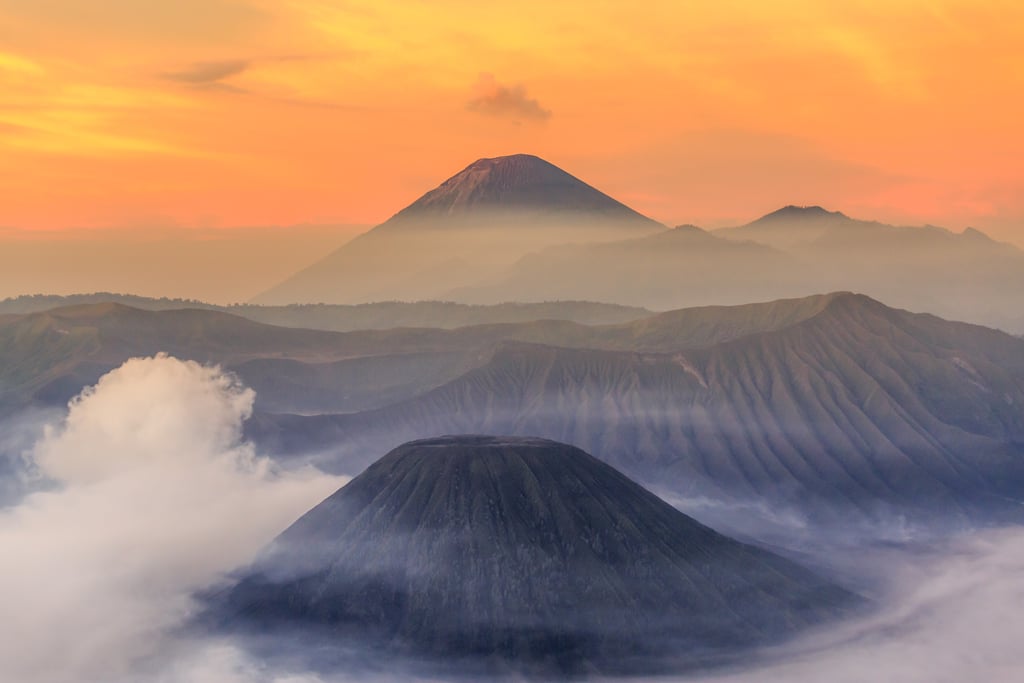 直升机飞越火山