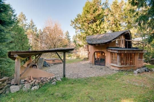 <a href="https://www.airbnb.com/rooms/1720832">Unique Cob Cottage: Mayne Island, British Columbia, Canada</a>