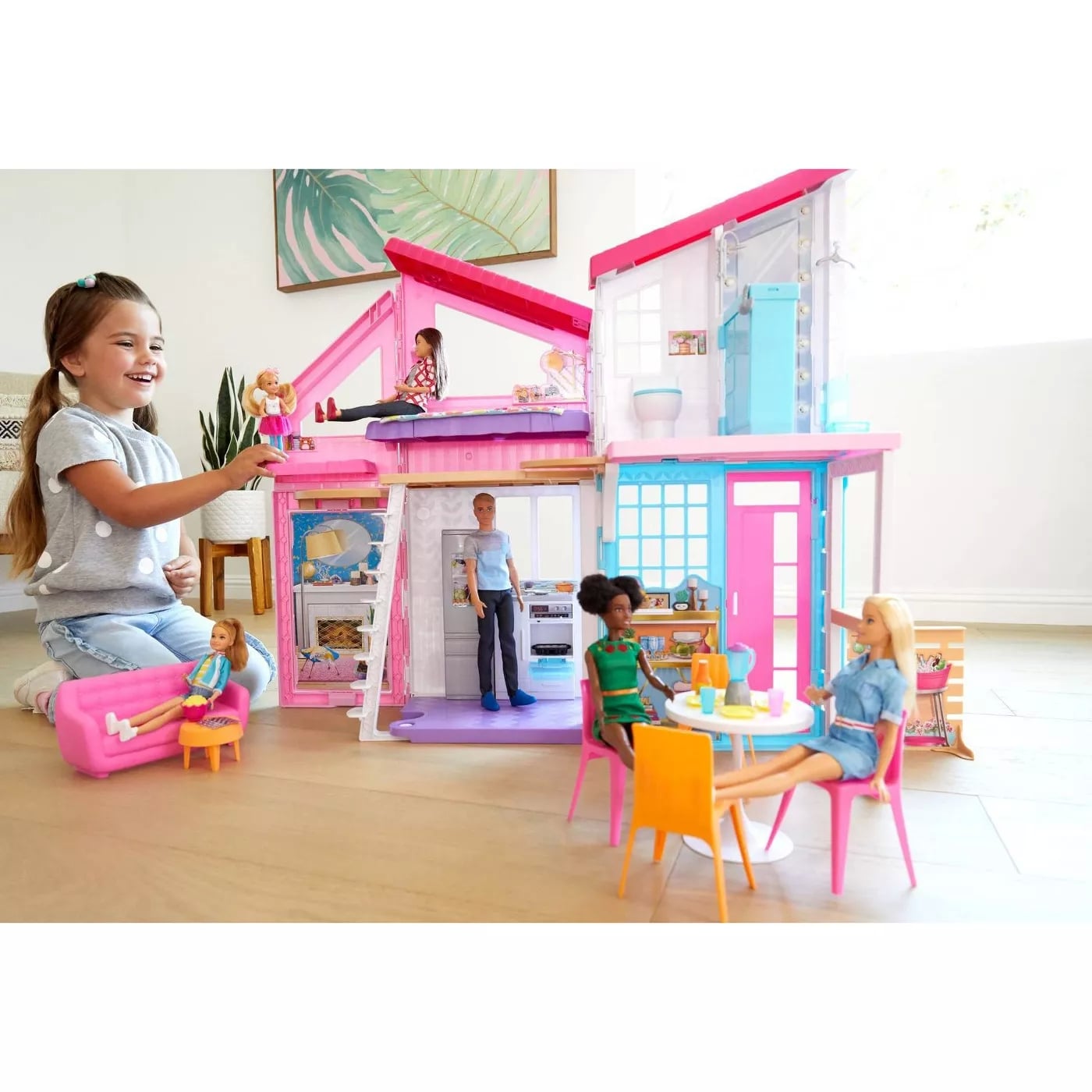 barbie house with dolls