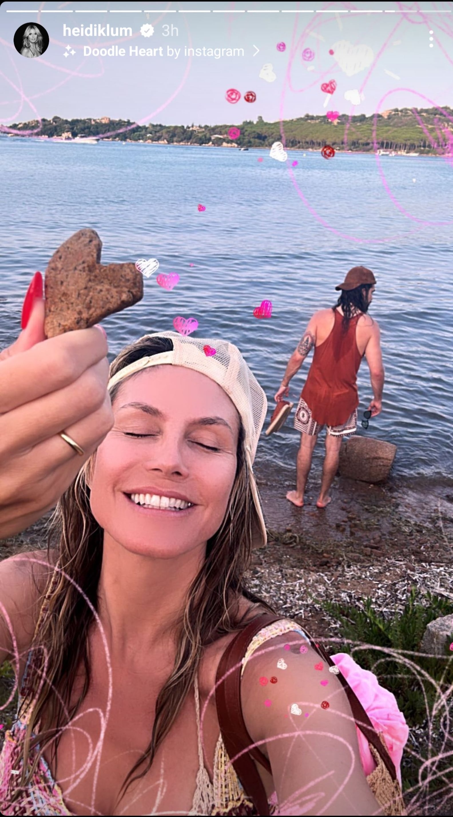 Heidi Klum Wears A Pink And White Crochet Bikini Popsugar Fashion 