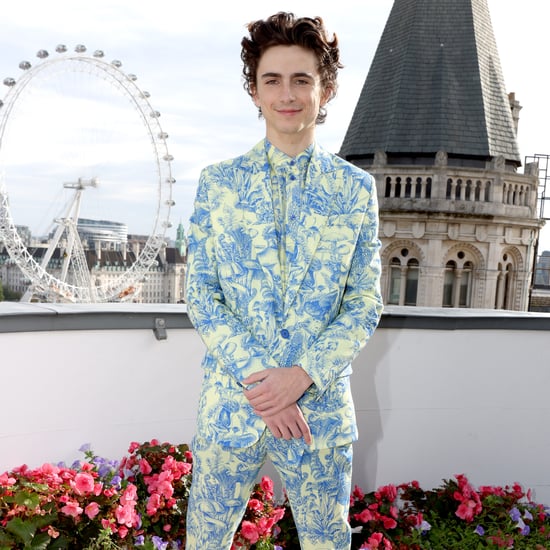 Timothée Chalamet穿着森林印花的Stella McCartney套装