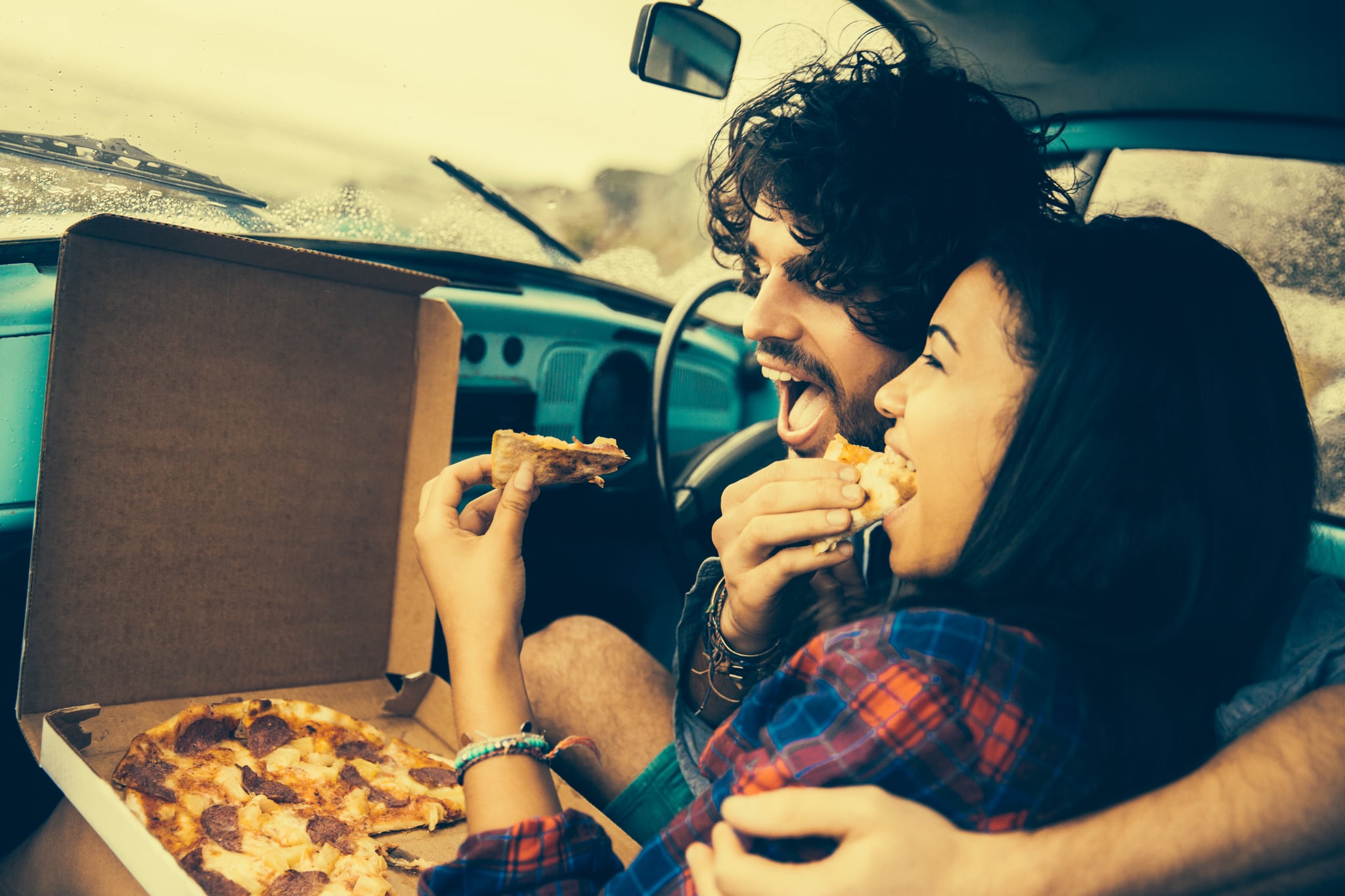 Мужиков едут бабы. Пицца в машине. Парень и девушка едят пиццу. Кушаем в машине. Кушать пиццу в машине.