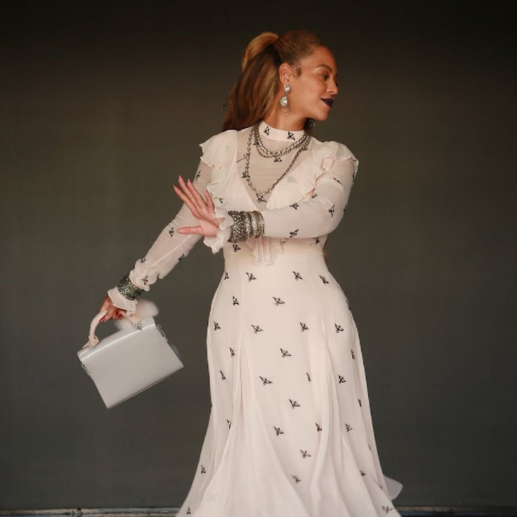Pak om te zetten mengsel Opsplitsen Beyoncé Wearing a White Dress With Birds | POPSUGAR Fashion