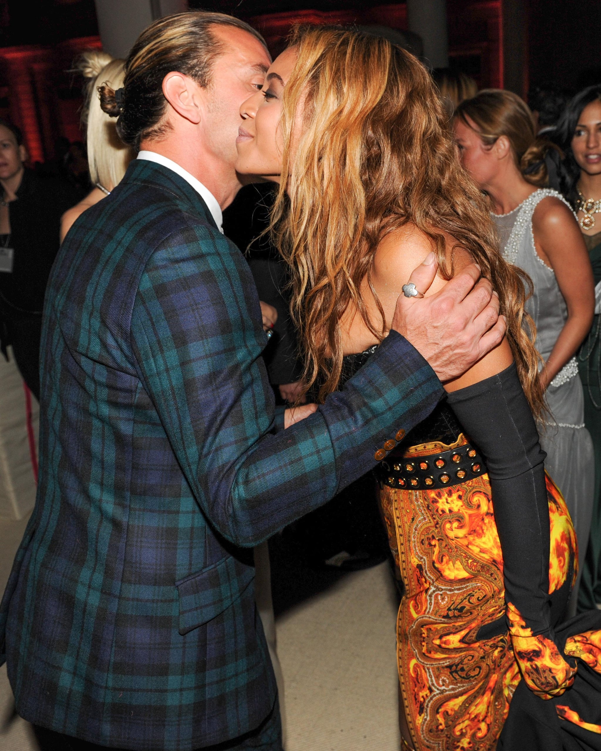 Beyonce Knowles Pecked Gavin Rossdale On The Cheek Inside The Met The 35 Best Pictures From The Met Gala Popsugar Celebrity Photo 2