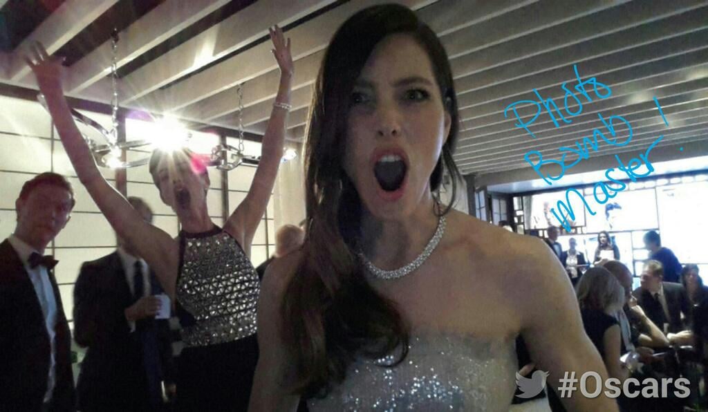 Jessica Biel was photobombed by Anne Hathaway backstage at the Oscars.
Source: Twitter user TheAcademy