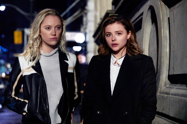 GRETA, from left: Maika Monroe, Chloe Grace Moretz, 2018. ph: Shane Mahood/  Focus Features /courtesy Everett Collection