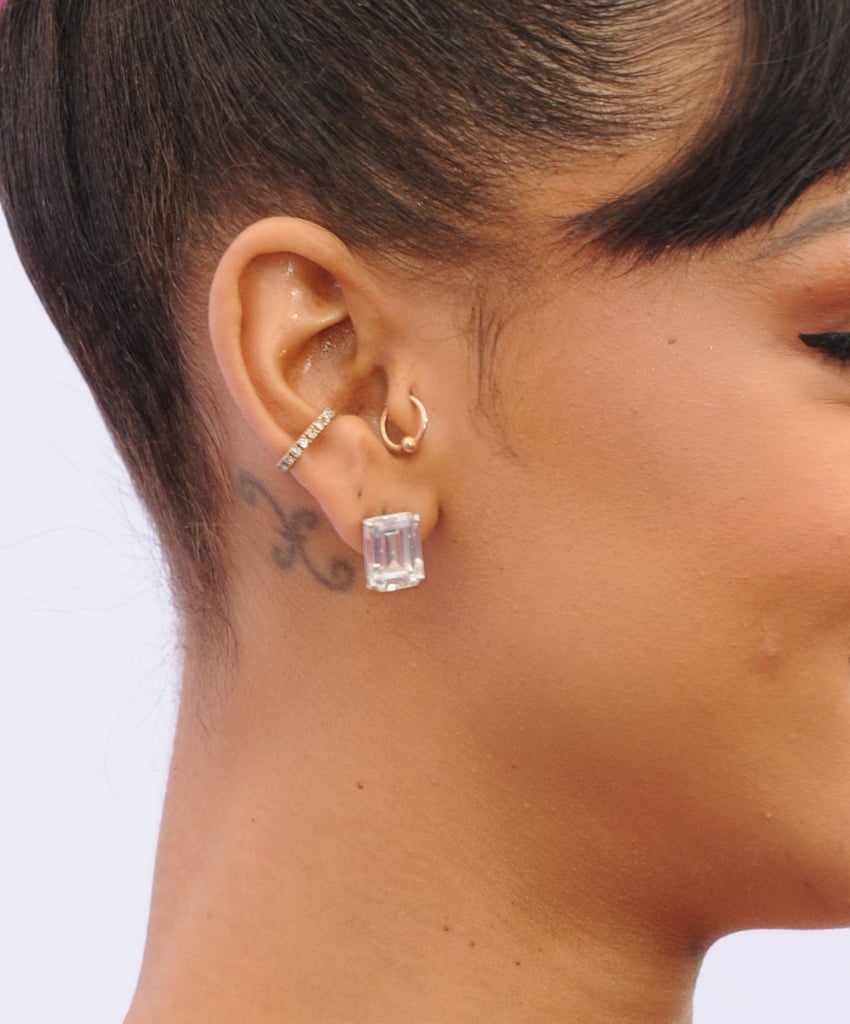 蕾哈娜的生肖耳朵纹身