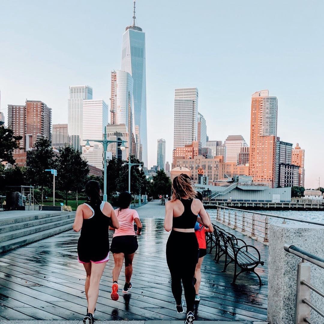 Redaktor POPSUGAR sfotografowana w lululemon Swift Speed High-Rise Tights biegająca z grupą w Nowym Jorku