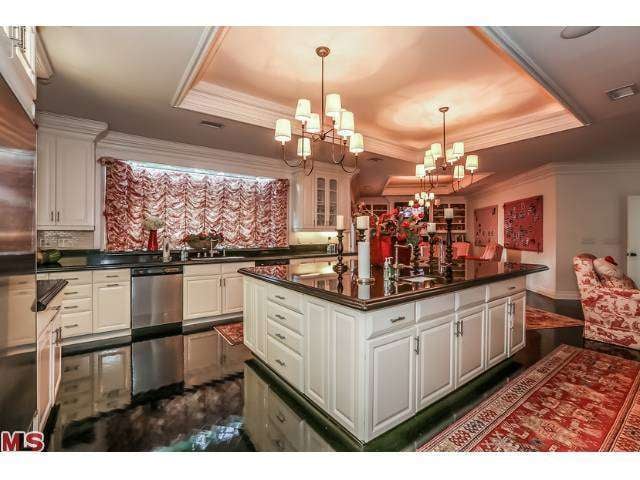 We wonder how many times Mariah has cooked dinner in this red-and-white-themed kitchen.