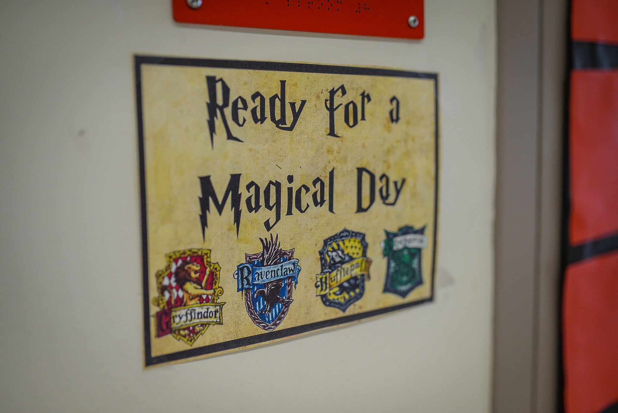 Teacher creates magical 'Harry Potter'-themed classroom to
