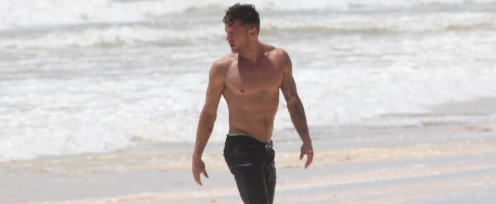 Ryan Phillippe Shirtless on the Beach in Mexico Pictures