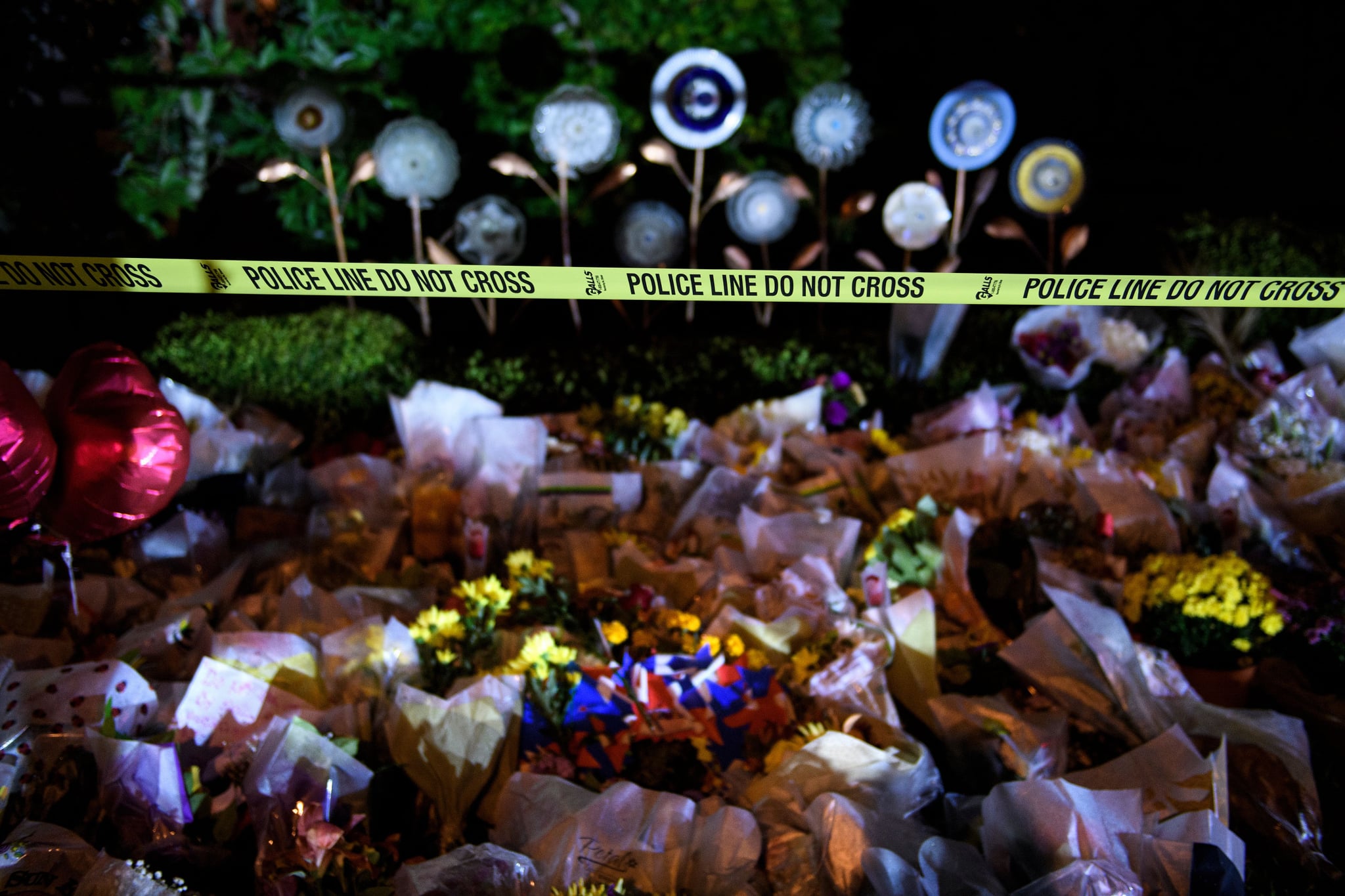 TOPSHOT - A makeshift memorial is seen outside the Tree of Life Congregation October 30, 2018 in Pittsburgh, Pennsylvania. - US President Donald Trump and his wife Melania will visit Pittsburgh on October 30, 2018 to show support after a gunman killed 11 people in a massacre at the synagogue on October 27, 2018. (Photo by Brendan Smialowski / AFP)        (Photo credit should read BRENDAN SMIALOWSKI/AFP/Getty Images)