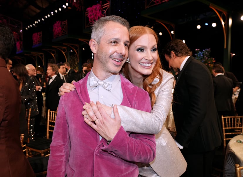 SANTA MONICA, CALIFORNIA - FEBRUARY 27: (L-R) Jeremy Strong and Jessica Chastain attend the 28th Screen Actors Guild Awards at Barker Hangar on February 27, 2022 in Santa Monica, California. 1184573 (Photo by Kevin Mazur/Getty Images for WarnerMedia)