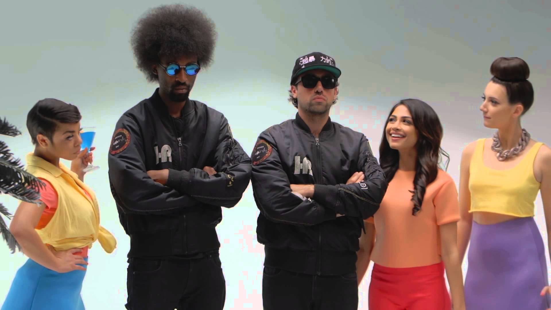 The knock. Time the knocks. So classic. Time the knocks. Time the knocks.