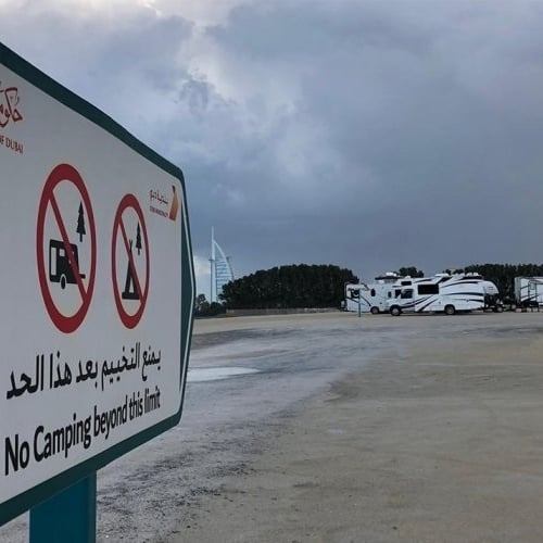 بلدية دبي تعلن إعادة السماح بتخييم الكرفانات على شاطئ الصفوح