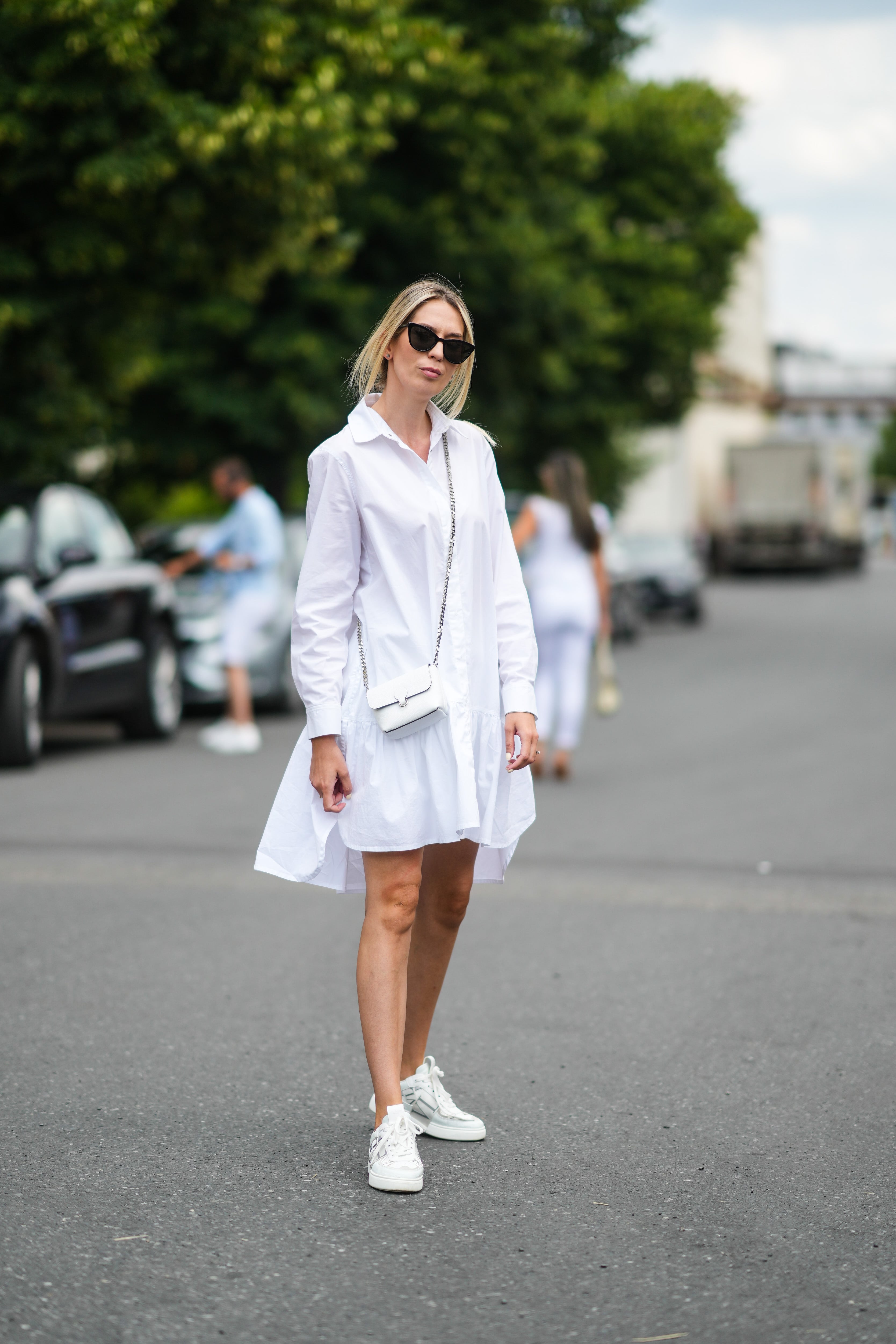 How to Wear a Dress With Sneakers