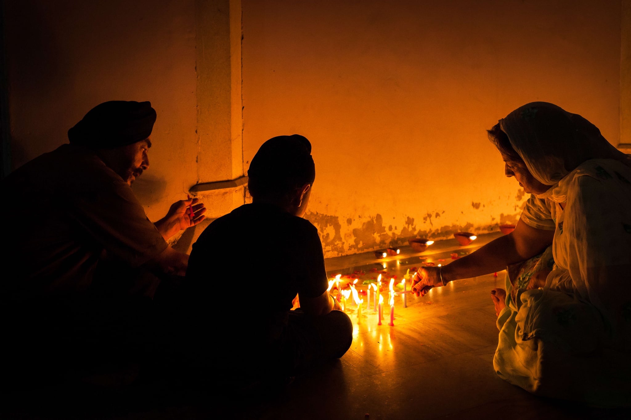 PATIALA, PUNJAB, INDIA - 2014/10/23: Family celebrating Diwali festival night, also Bandi Chhor Divas celebration for the Sikh religion followers at the Gurdwara Dukh Nivaran Sahib in Patiala, Punjab, India. (Photo by Marji Lang/LightRocket via Getty Images)