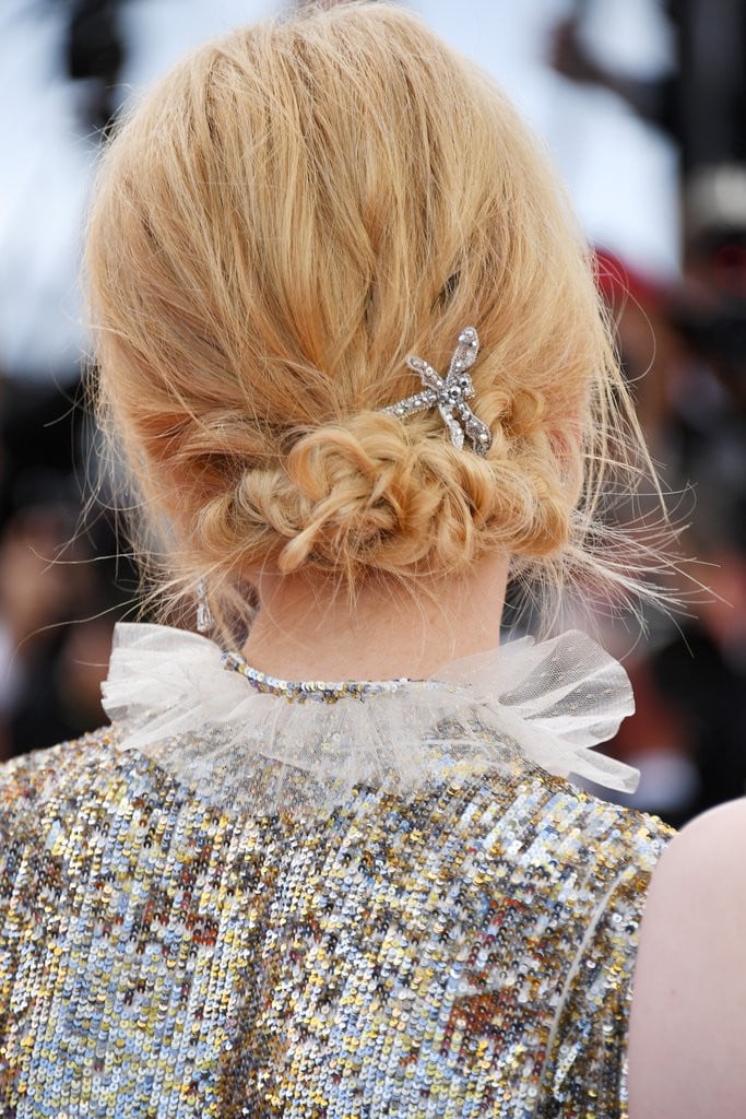 A low bubble ponytail hairstyle, a black bow hair clip by Chanel and  News Photo - Getty Images