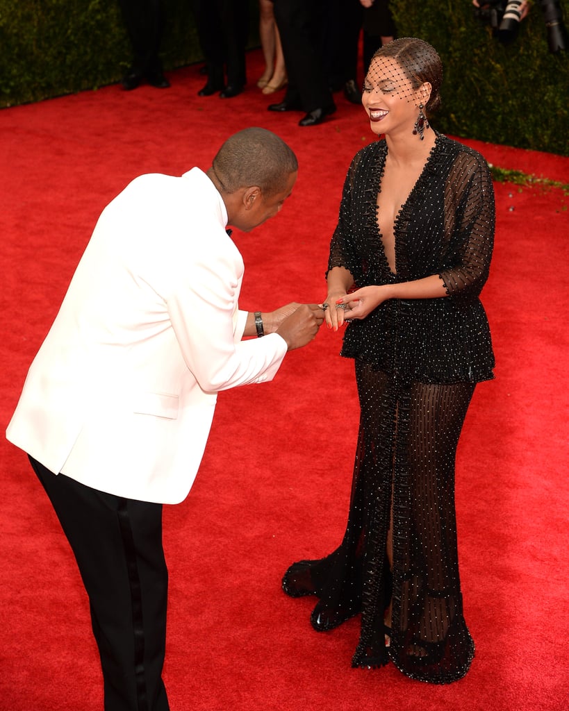 Beyoncé couldn't help but laugh at Jay's romantic gesture.