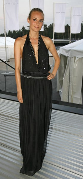 她穿着一件黑色热,这次是在马克西礼服形式,2006年。