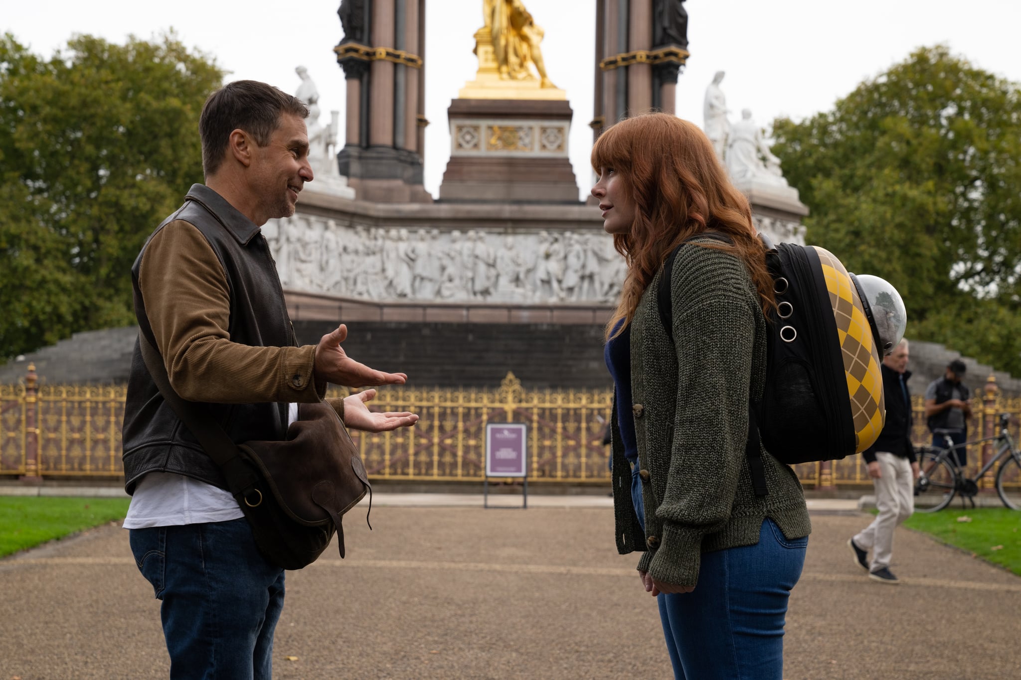 L to R: Sam Rockwell as Aiden and Bryce Dallas Howard is Elly Conway in ARGYLLE, directed by Matthew Vaughn