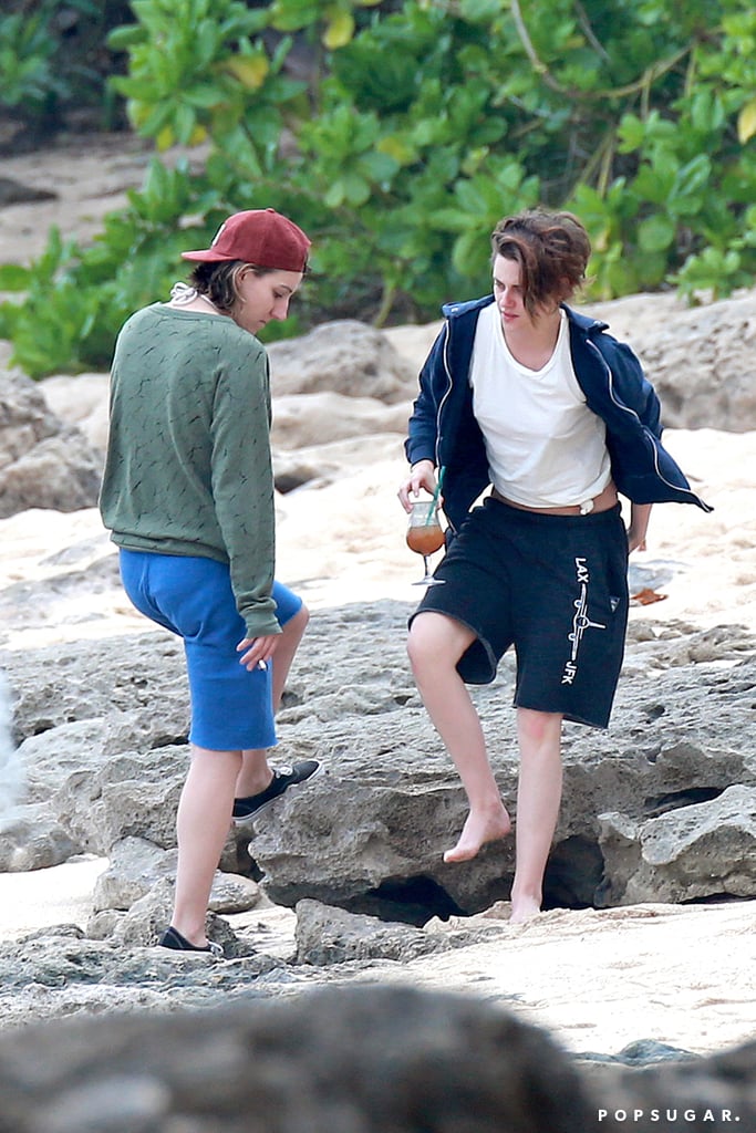 Kristen Stewart and Alicia Cargile in Hawaii | Pictures