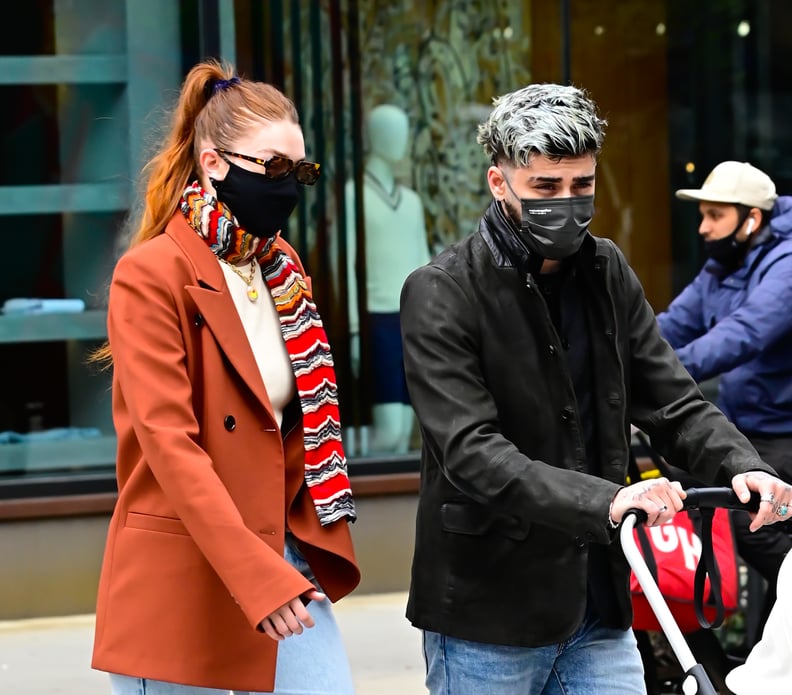 纽约- 3月25日:吉吉哈迪德和Zayn Malik走在SoHo 3月25日,2021年在纽约市。(图片由雷蒙德大厅/ GC图片)