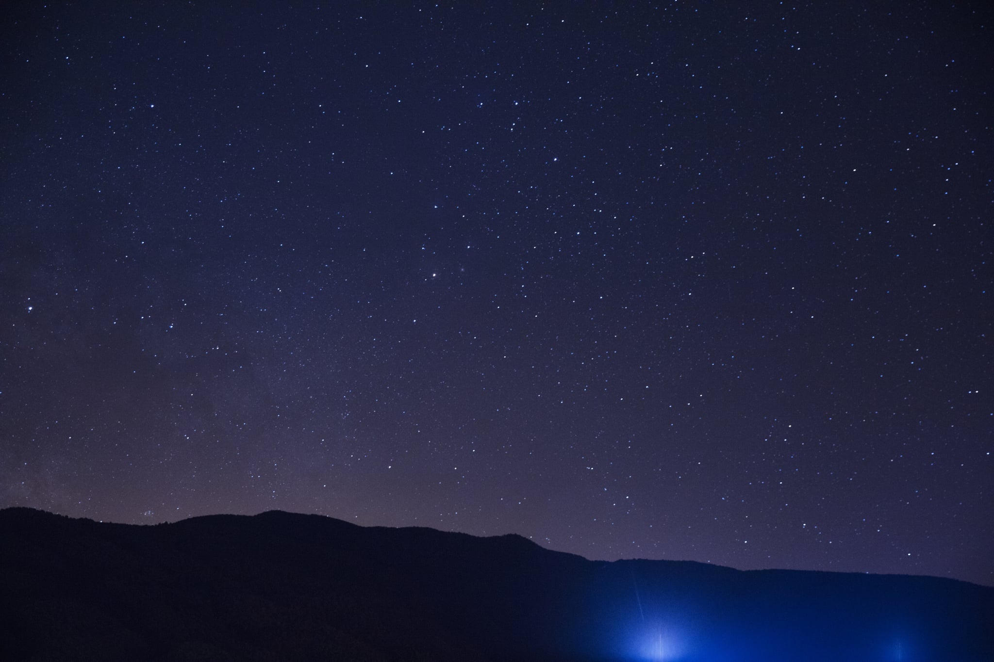 夜晚的山坡，巨蟹座新月