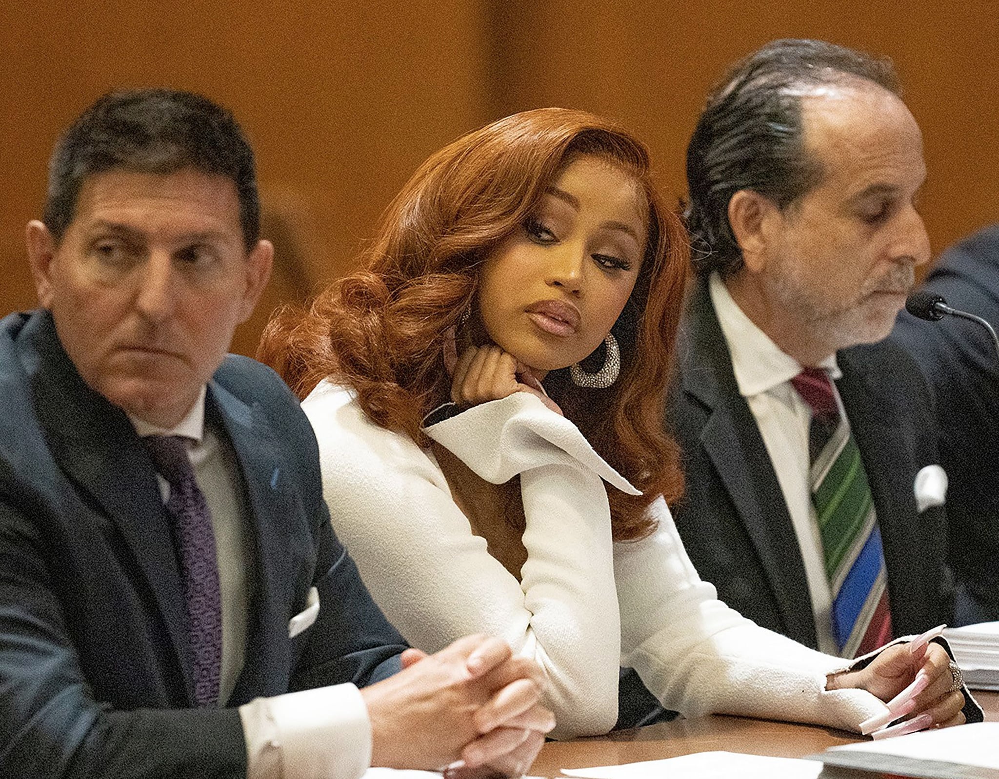 La rapera y compositora estadounidense Cardi B (C) comparece ante el Tribunal Penal del Condado de Queens en Nueva York el 15 de septiembre de 2022. - Cardi B comparece ante el tribunal para una audiencia por cargos de agredir a dos strippers.  (Foto de Dennis A. Clark / POOL / AFP) (Foto de DENNIS A. CLARK/POOL/AFP vía )