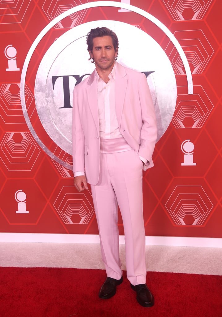 杰克·吉伦哈尔托尼穿着一件粉红色的礼服