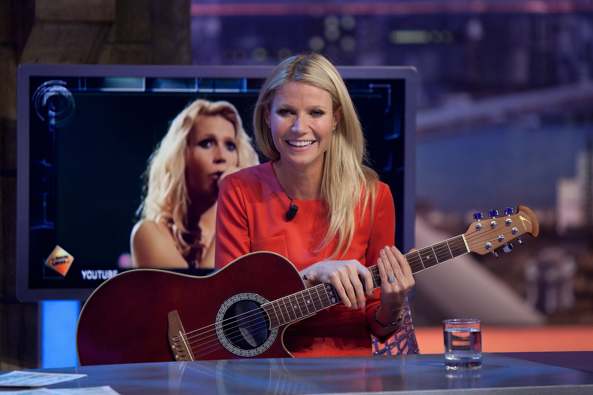 Gwyneth Paltrow Played The Guitar On Spanish Tv Gwyneth Paltrow Shows Off Her Singing And Cooking Skills In Spain Popsugar Celebrity Photo 15 Keep track of your favorite shows and movies, across all your devices. gwyneth paltrow played the guitar on