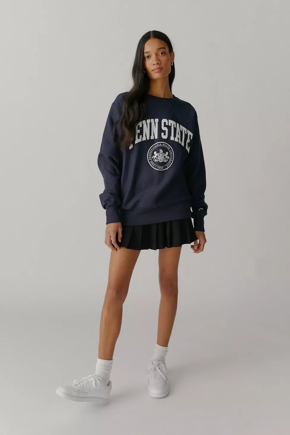Outfit: Champion UO Crew Neck Sweatshirt | How to Wear Your College Hoodie Like a Street Style Star Fashion Photo 21