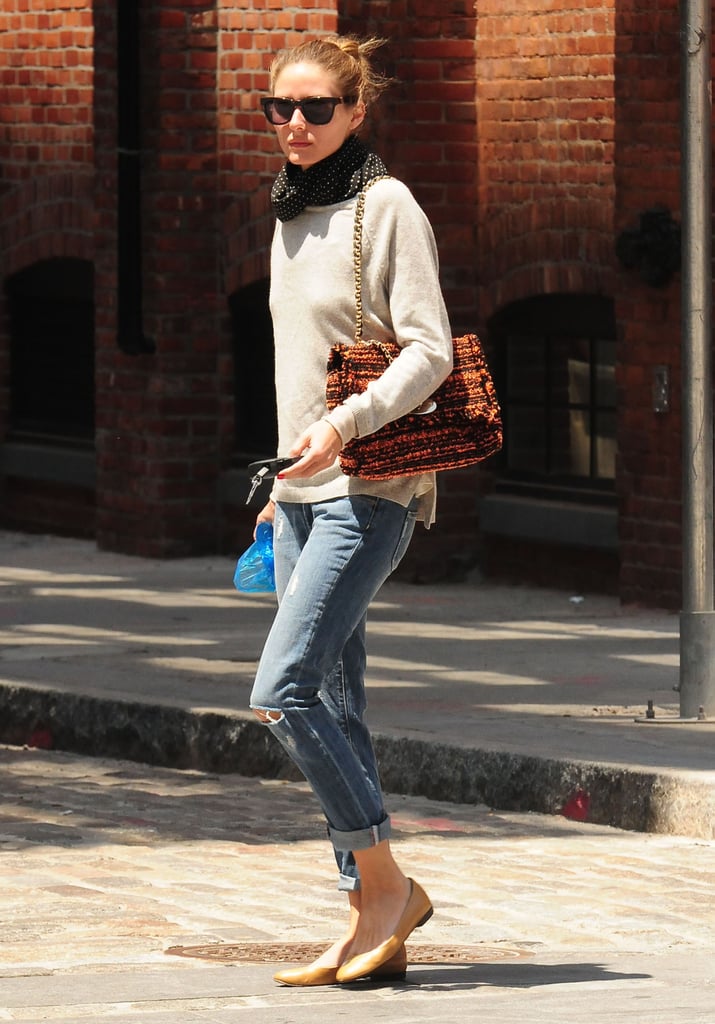 Olivia cozied up to a gray sweater, an adorable dotted scarf, and a luxurious tweed bag in NYC.
Olivia cozied up to a gray sweater, an adorable dotted scarf, and a luxurious tweed bag in NYC.
