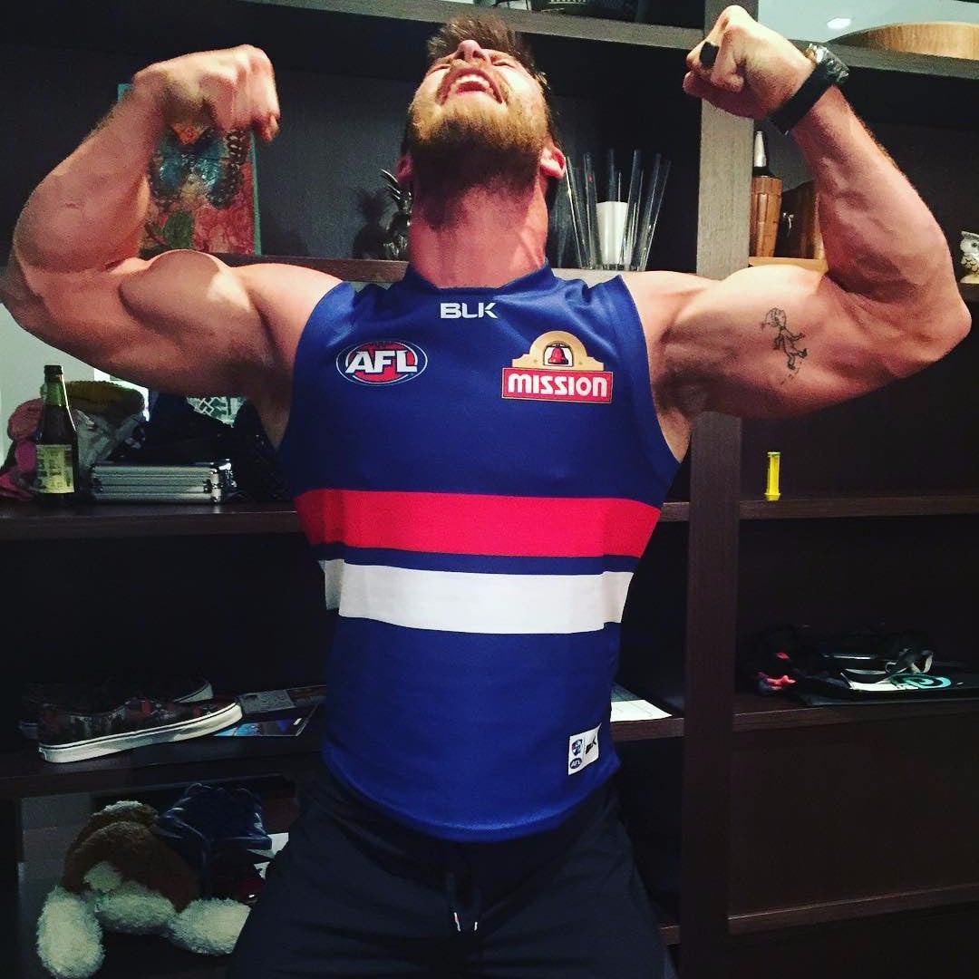 Chris Hemsworth Workout Videos On Instagram Popsugar Fitness The workout routine of chris hemsworth is done in his brother's home garage gym where everyone from the iron training club comes and works out together. chris hemsworth workout videos on