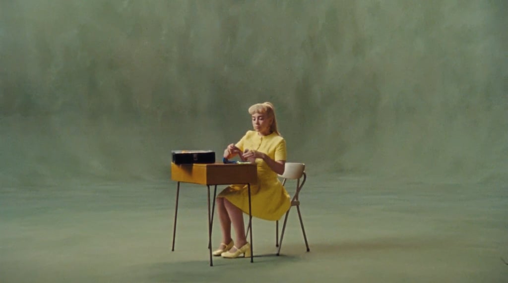 比利Eilish黄色连衣裙在“我为是什么?”视频